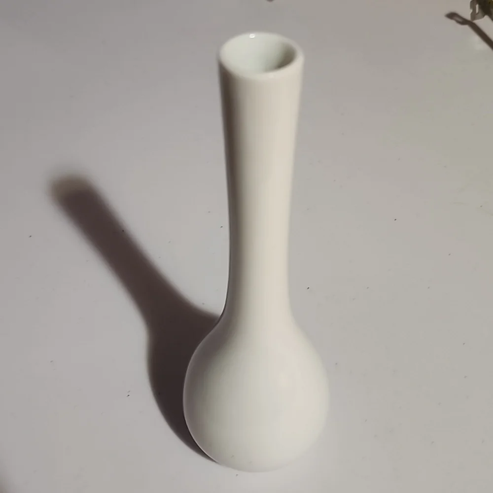 ASSORTMENT OF WHITE CERAMICS. - Picture 11 of 13